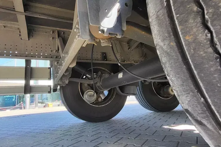 Schmitz SCS EB - naczepa z windą zdjęcie 9