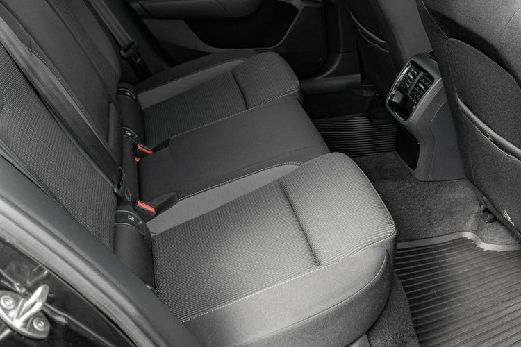 Skoda Octavia 2.0 TDI Ambition DSG Ambient LED NAVI K.cofania Salon PL VAT 23% zdjęcie 32