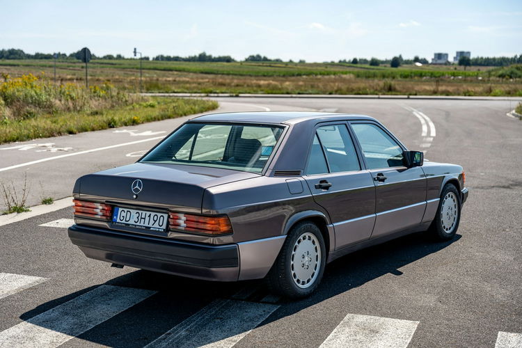 Mercedes W201 W201 / 190 / 2.3 136KM / Stan kolekcjonerski zdjęcie 18