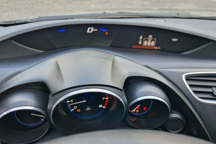 Honda Civic 1.8 benzynka. Led. Kamera. Ksenon zdjęcie 19