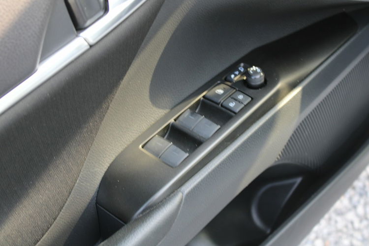 Toyota Camry 2.5 Hybrid e-CTV Comfort F-vat Kamera Gwarancja zdjęcie 13