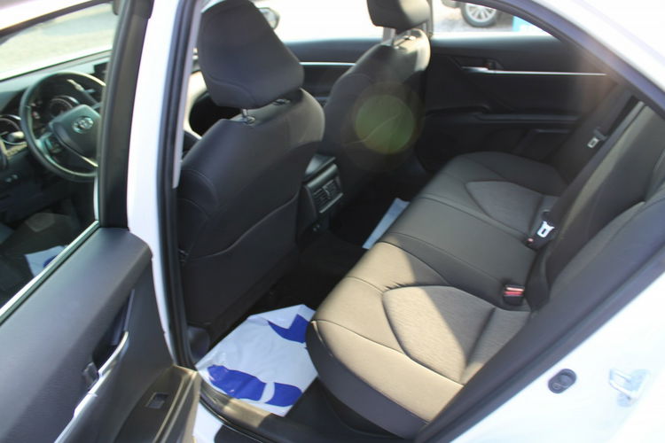 Toyota Camry 2.5 Hybrid e-CTV Comfort F-vat Kamera Gwarancja zdjęcie 26
