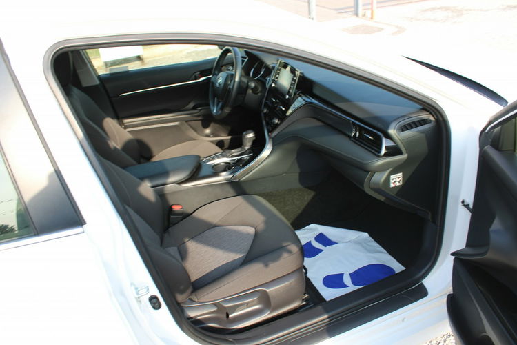 Toyota Camry 2.5 Hybrid e-CTV Comfort F-vat Kamera Gwarancja zdjęcie 30