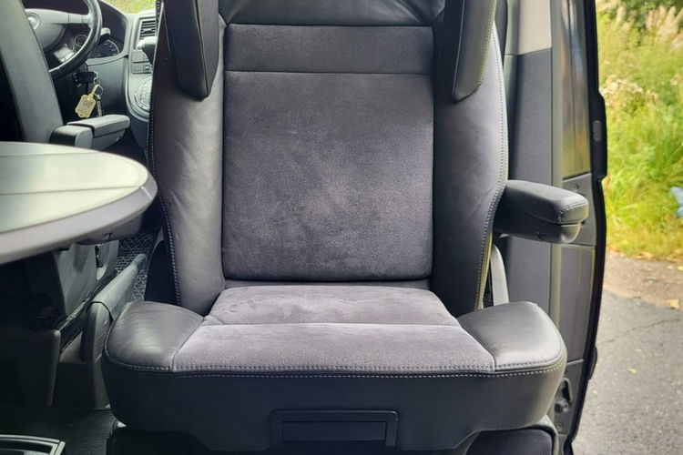 Volkswagen Multivan 2.5tdi 131km Highline Automat 7 osobowy kamera cofania nawigacja zdjęcie 34