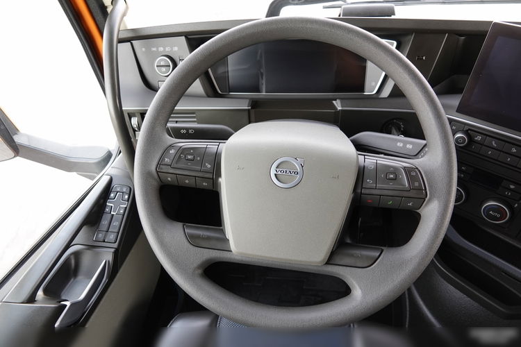 Volvo FH 500 / XXL / PEŁNY ADR / KLIMA POSTOJOWA / ALUSY / SALON POLSKA / PO ZŁOTYM KONTRAKCIE SERWISOWYM zdjęcie 30
