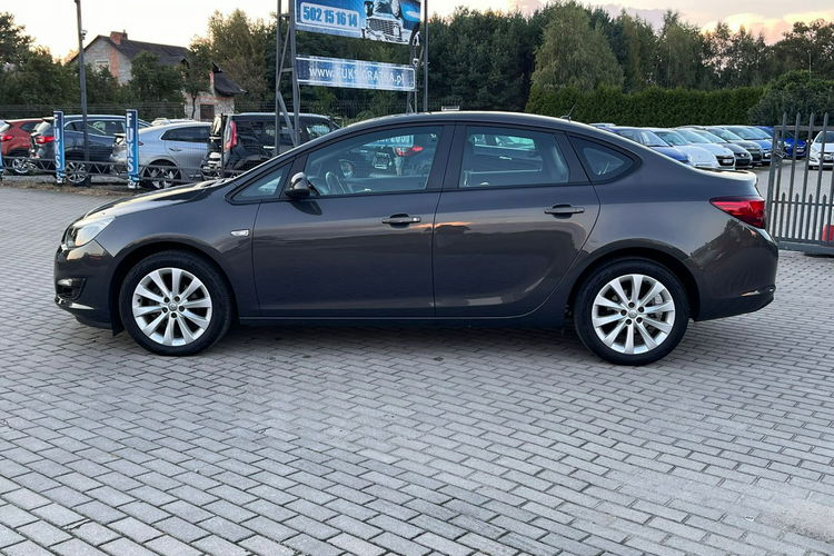 Opel Astra Benzyna Sedan Gwarancja zdjęcie 14