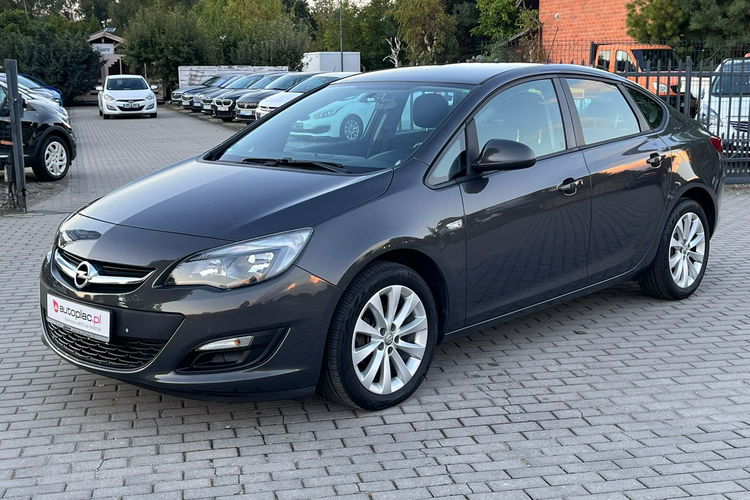 Opel Astra Benzyna Sedan Gwarancja zdjęcie 15