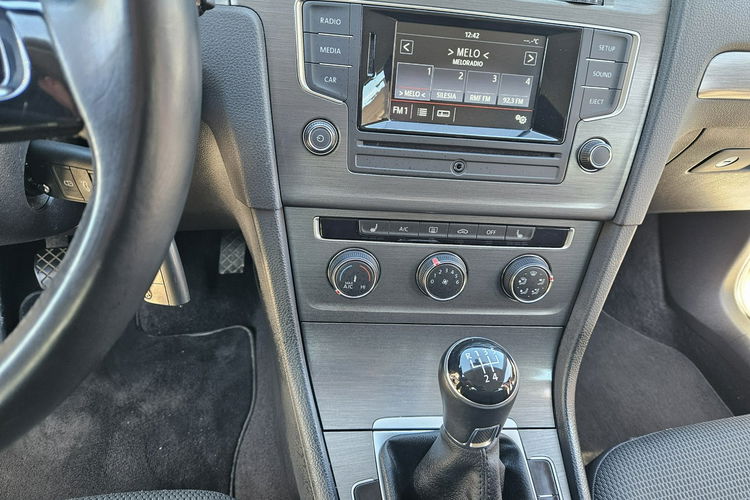 Volkswagen Golf Klimatyzacja / Podgrzewane fotele / Komputer / 4 cylindry zdjęcie 8