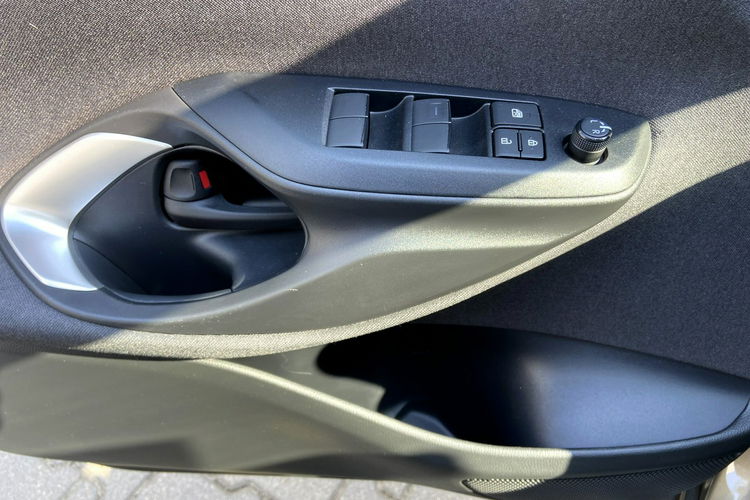 Toyota Yaris 1.5 HSD 116KM COMFORT STYLE TECH, salon Polska, gwarancja zdjęcie 19