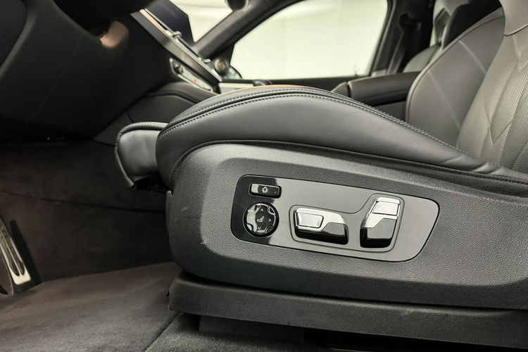 BMW XM Grzane i Wentylowane Fotele z Masażem Bowers Zawieszenie M Iconic Glow zdjęcie 19