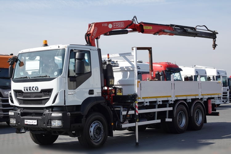 Iveco TRAKKER 360 / 6x4 / SKRZYNIOWY- 6, 5 M + HDS FASSI F 135 / HDS ZA KABINĄ / STEROWANIE RADIOWE  / EURO 5 EEV  zdjęcie 1