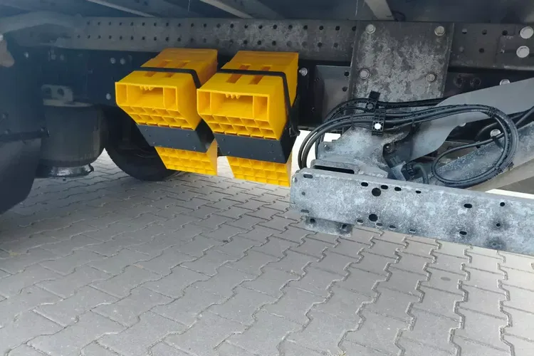 Iveco EURO CARGO 120-190L / KONTENER 6.30 + WINDA / EURO 6 / NISKI PRZEBIEG / zdjęcie 14