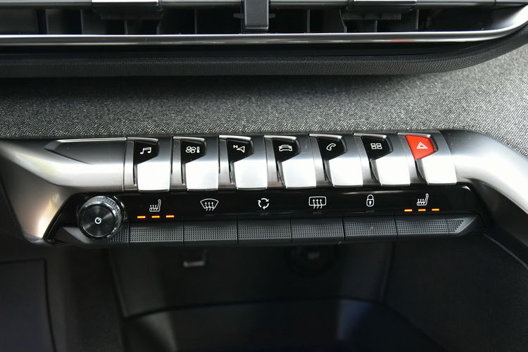 Peugeot 3008 1.2PureTech 130KM Automat 2019r. Skóra alu19 Virtual Kamera TEMPOMAT zdjęcie 17