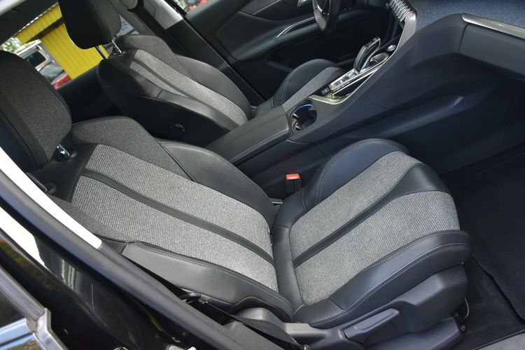 Peugeot 3008 1.2PureTech 130KM Automat 2019r. Skóra alu19 Virtual Kamera TEMPOMAT zdjęcie 29