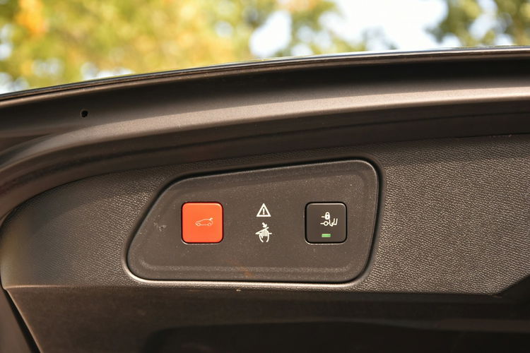 Peugeot 3008 1.2PureTech 130KM Automat 2019r. Skóra alu19 Virtual Kamera TEMPOMAT zdjęcie 31