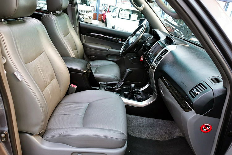 Toyota Land Cruiser 8-Osobowy AUTOMAT+PNEUMATYKA Szyberdach+Skóra I-wł Kraj Bezwypadkowy 4x2 zdjęcie 9