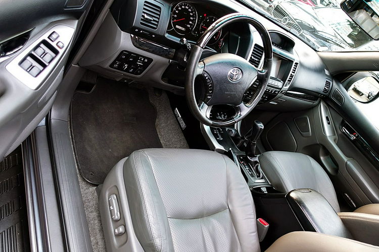 Toyota Land Cruiser 8-Osobowy AUTOMAT+PNEUMATYKA Szyberdach+Skóra I-wł Kraj Bezwypadkowy 4x2 zdjęcie 16