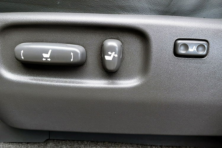 Toyota Land Cruiser 8-Osobowy AUTOMAT+PNEUMATYKA Szyberdach+Skóra I-wł Kraj Bezwypadkowy 4x2 zdjęcie 17