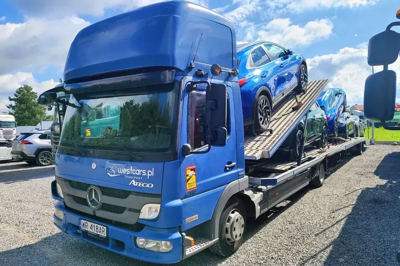 samochód dostawczy Mercedes zdjęcie 1