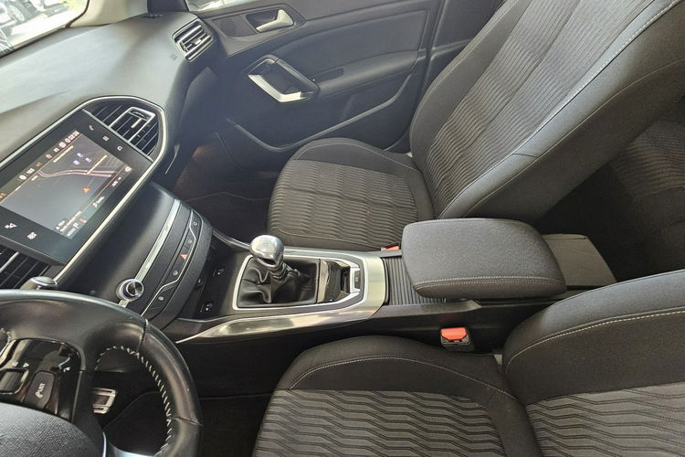 Peugeot 308 model 2020, navi, radar, panorama, grzane fotele zdjęcie 32