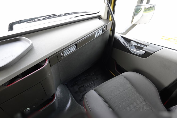 Volvo FH 500 / KLIMATYZACJA POSTOJOWA / I-SAVE / OPONY 100% / SPROWADZONY / PO KONTRAKCIE SERWISOWYM zdjęcie 32