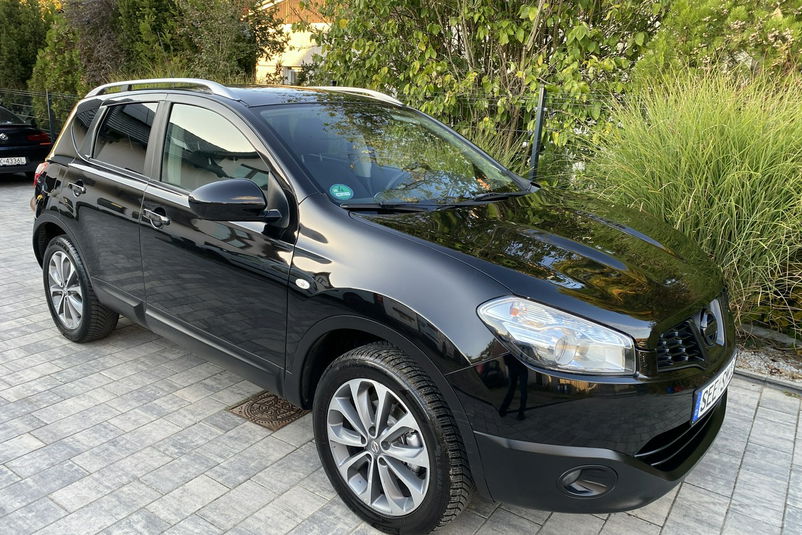 samochód osobowy Nissan zdjęcie 1