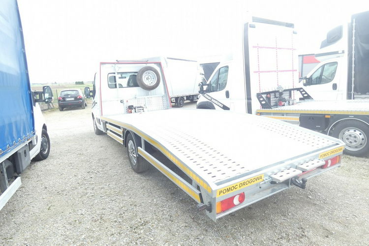 Renault Master najazd auto pomoc pomoc drogowa auto laweta zdjęcie 3