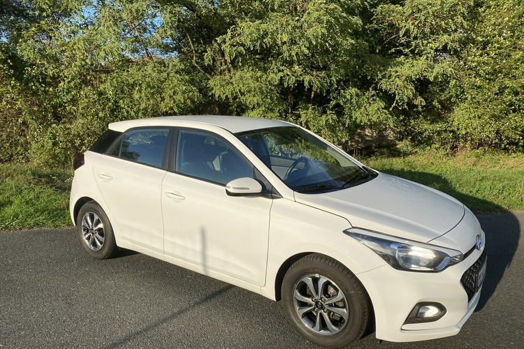 Hyundai i20 bardzo bogata wersja wyposażenia zdjęcie 32