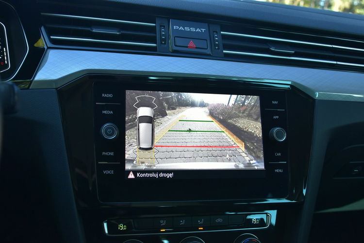 Volkswagen Passat R-line 2.0TDi 150KM Manual 2020r. Kamera Virtual FullLED NAVi 84tkm zdjęcie 12
