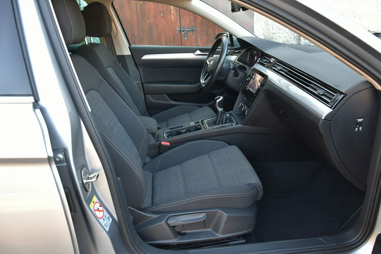Volkswagen Passat R-line 2.0TDi 150KM Manual 2020r. Kamera Virtual FullLED NAVi 84tkm zdjęcie 13