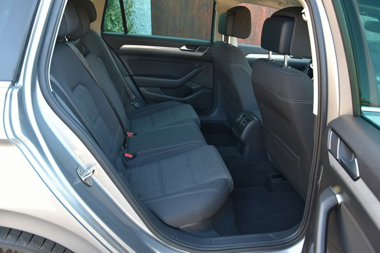 Volkswagen Passat R-line 2.0TDi 150KM Manual 2020r. Kamera Virtual FullLED NAVi 84tkm zdjęcie 14
