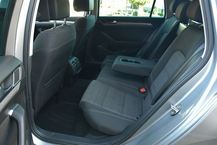 Volkswagen Passat R-line 2.0TDi 150KM Manual 2020r. Kamera Virtual FullLED NAVi 84tkm zdjęcie 15