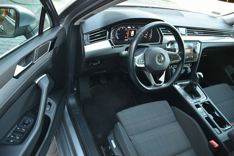 Volkswagen Passat R-line 2.0TDi 150KM Manual 2020r. Kamera Virtual FullLED NAVi 84tkm zdjęcie 16