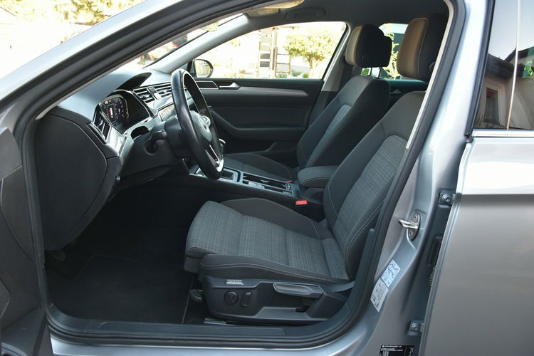 Volkswagen Passat R-line 2.0TDi 150KM Manual 2020r. Kamera Virtual FullLED NAVi 84tkm zdjęcie 17