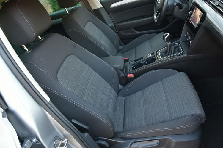 Volkswagen Passat R-line 2.0TDi 150KM Manual 2020r. Kamera Virtual FullLED NAVi 84tkm zdjęcie 27
