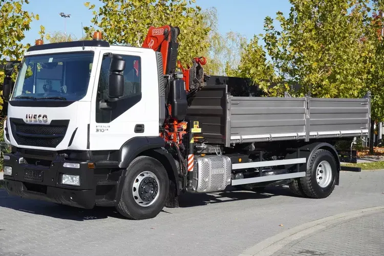 Iveco Stralis 310 E6 / NOWA Wywrotka 3-stronna / Dźwig Fassi F135 z pilotem zdjęcie 3