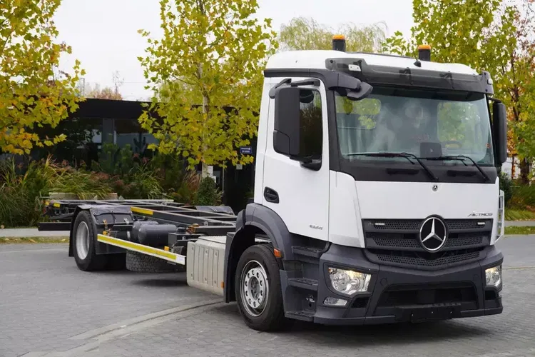 Mercedes Actros 1824 E6 4×2 / podnoszony BDF / 100 tys. km zdjęcie 3