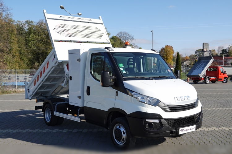 Iveco DAILY 35-140 / WYWROTKA / + HDS / 2017 ROK / MANUAL / 3 OSOBOWY / SPROWADZONY / PO KONTRAKCIE SERWISOWYM zdjęcie 2