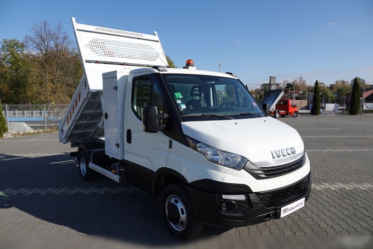 Iveco DAILY 35-140 / WYWROTKA / + HDS / 2017 ROK / MANUAL / 3 OSOBOWY / SPROWADZONY / PO KONTRAKCIE SERWISOWYM zdjęcie 3