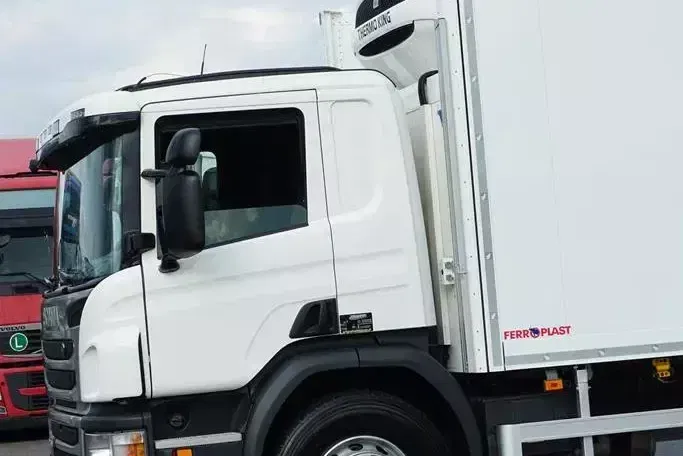 Scania / P 360 / EURO 6 / CHŁODNIA + WINDA / 23 PALETY / OŚ SKRĘTNA zdjęcie 25