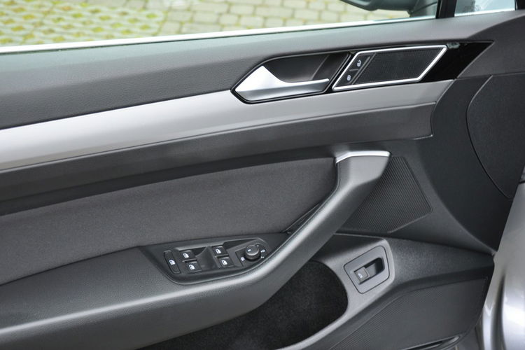 Volkswagen Passat 2.0TDI 150KM Comfort Navi LED Czujniki ACC 1wł SalonPL Gwar. Dealer zdjęcie 9