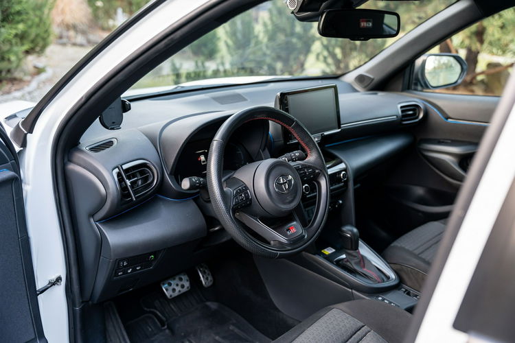 Toyota Yaris Cross GR SPORT / FV 23% / GWARANCJA / SALON PL / BEZWYPADKOWY / OPONY 2 KPLT zdjęcie 32