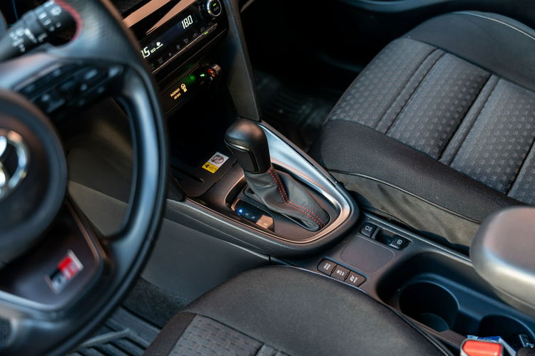 Toyota Yaris Cross GR SPORT / FV 23% / GWARANCJA / SALON PL / BEZWYPADKOWY / OPONY 2 KPLT zdjęcie 34