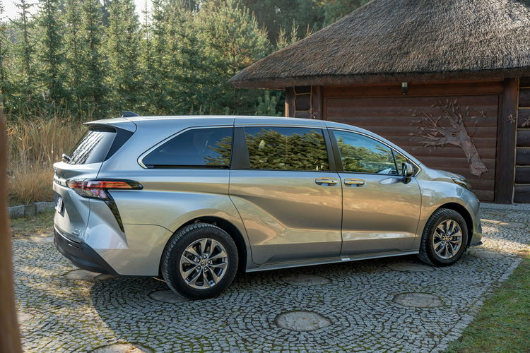 Toyota Sienna Oryginalny przebieg / Bogato wyposażona / 2.5 Hybryda zdjęcie 4