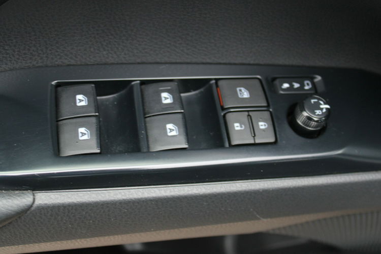 Toyota Camry 2.5 Hybrid e-CTV Comfort F-vat Kamera Gwarancja zdjęcie 16