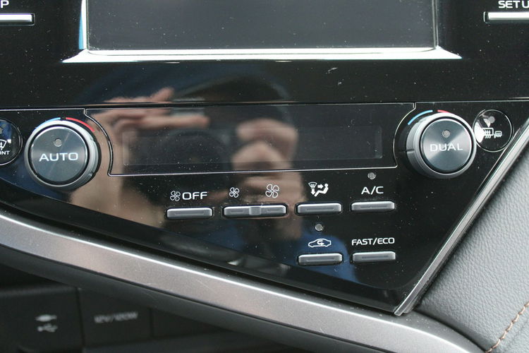 Toyota Camry 2.5 Hybrid e-CTV Comfort F-vat Kamera Gwarancja zdjęcie 25