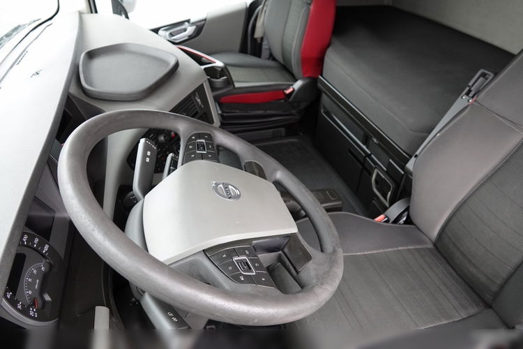 Volvo FH 460 / OPONY 100 % / SPROWADZONY / MAŁY PRZEBIEG / PO KONTRAKCIE SERWISOWYM  zdjęcie 24