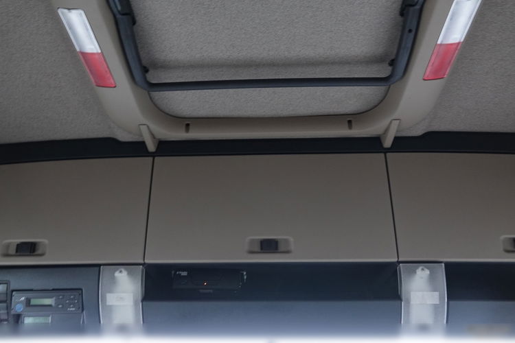 MAN TGX 18.460 / OPONY 100% / ZBIORNIKI 1400L / NAVI / PO KONTRAKCIE SERWISOWYM  zdjęcie 36
