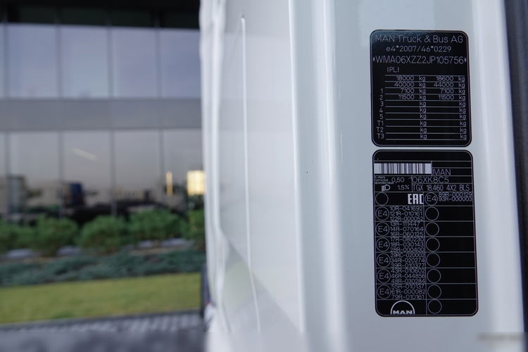MAN TGX 18.460 / OPONY 100% / ZBIORNIKI 1400L / NAVI / PO KONTRAKCIE SERWISOWYM  zdjęcie 39