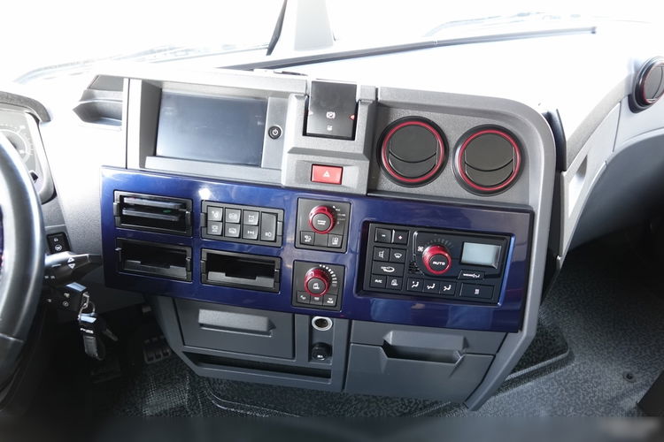 Renault T 520 / EDYCJA LIMITOWANA - 1894 / CAŁA NA PODUSZKACH / KLIMA POSTOJOWA / SKÓRY / OPONY 100% / SALONKA / BARDZO BOGATA WERSJA / PO KONTRAKCIE SERWISOWYM zdjęcie 32